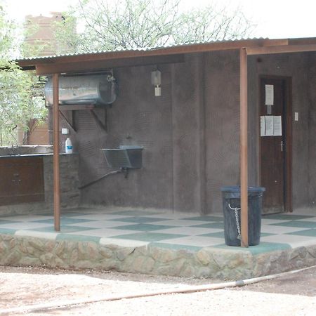 Вілла Oppi-Koppi Rest Camp Kamanjab Номер фото