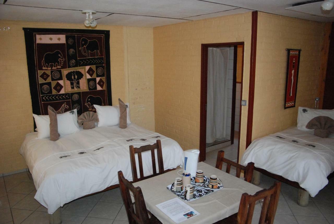 Вілла Oppi-Koppi Rest Camp Kamanjab Екстер'єр фото