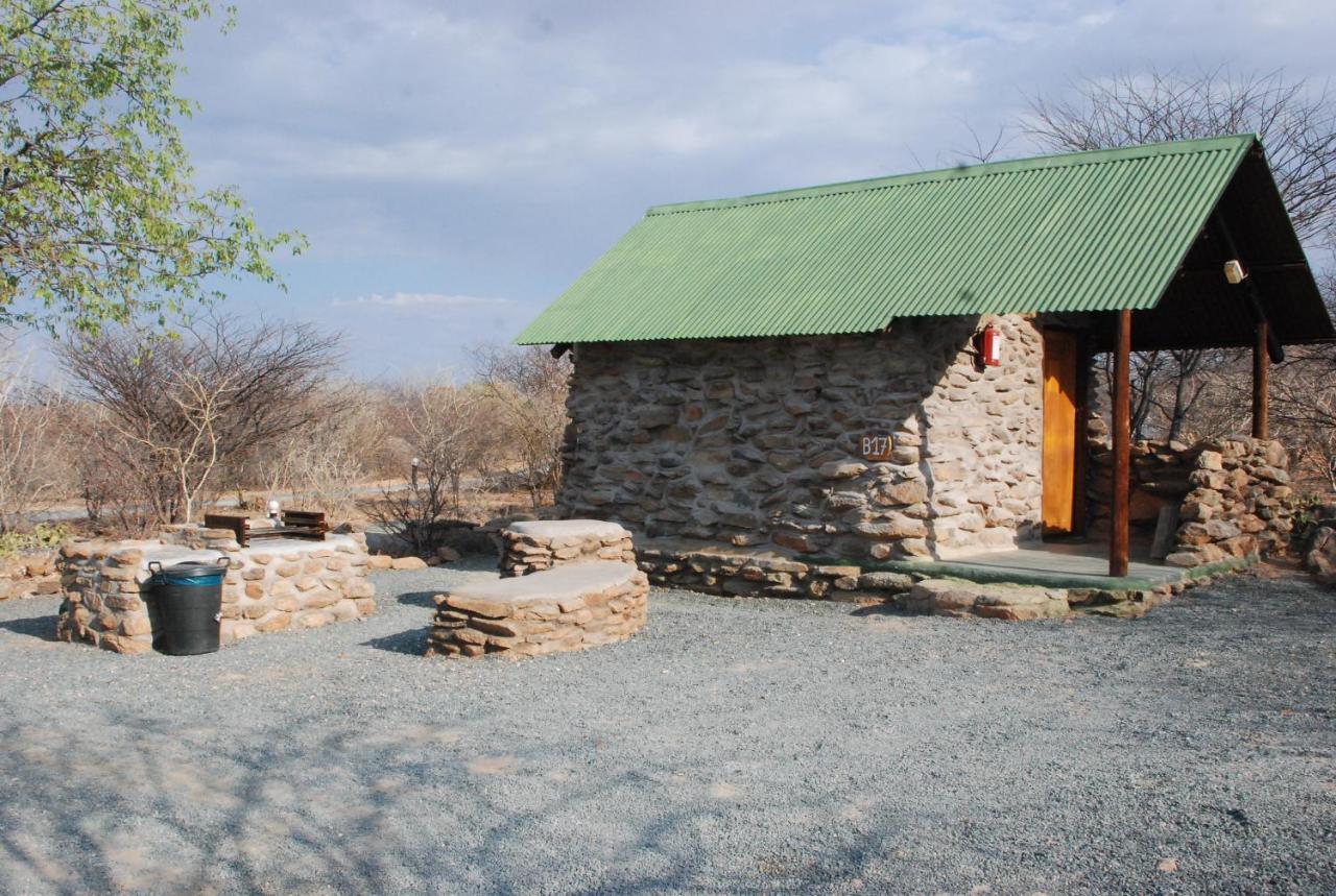 Вілла Oppi-Koppi Rest Camp Kamanjab Екстер'єр фото