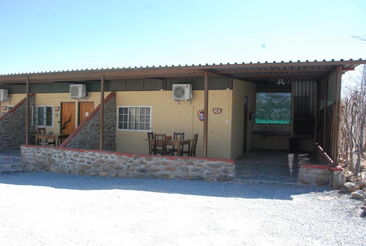 Вілла Oppi-Koppi Rest Camp Kamanjab Екстер'єр фото