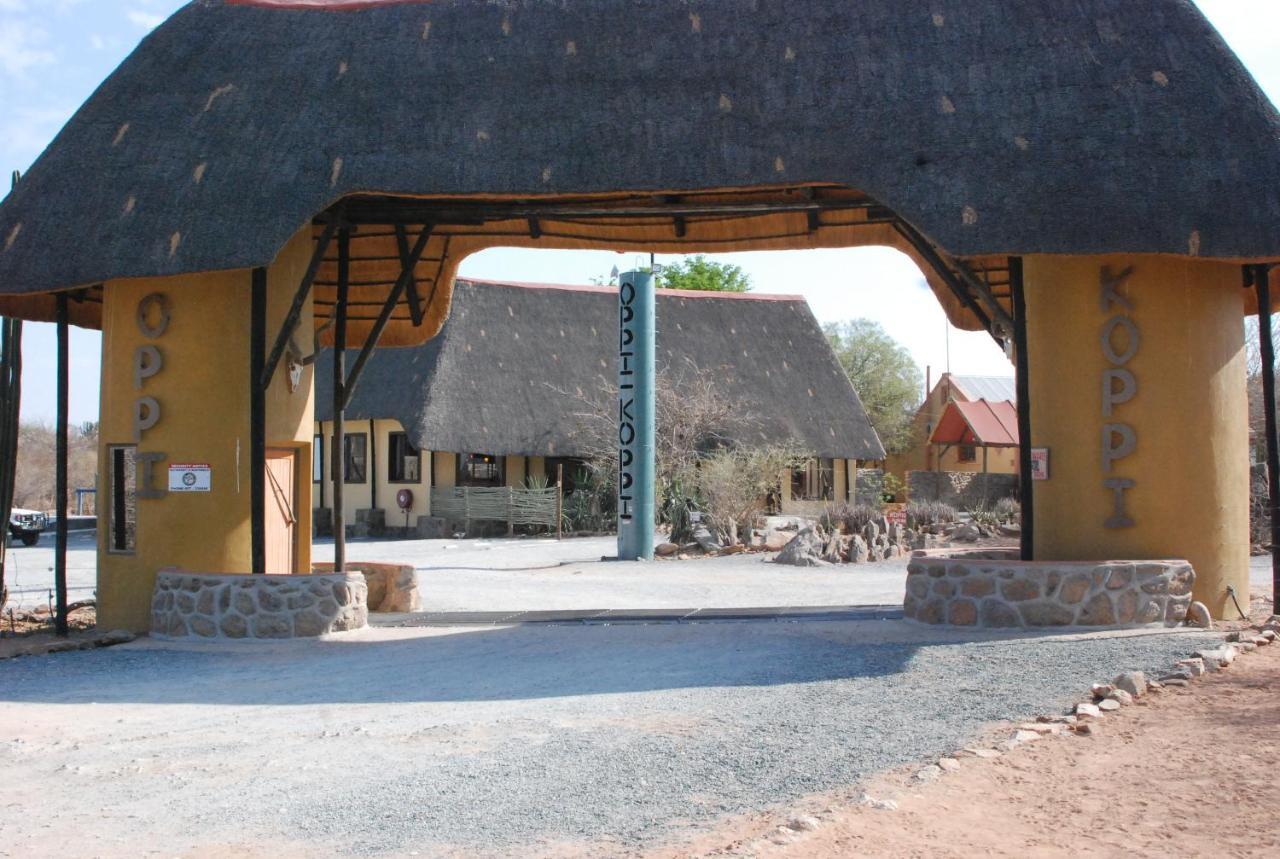 Вілла Oppi-Koppi Rest Camp Kamanjab Екстер'єр фото
