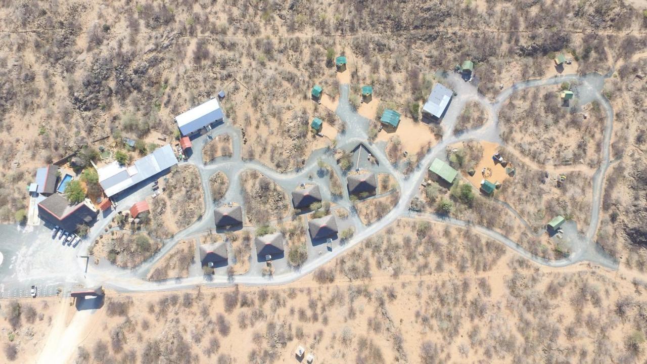 Вілла Oppi-Koppi Rest Camp Kamanjab Екстер'єр фото